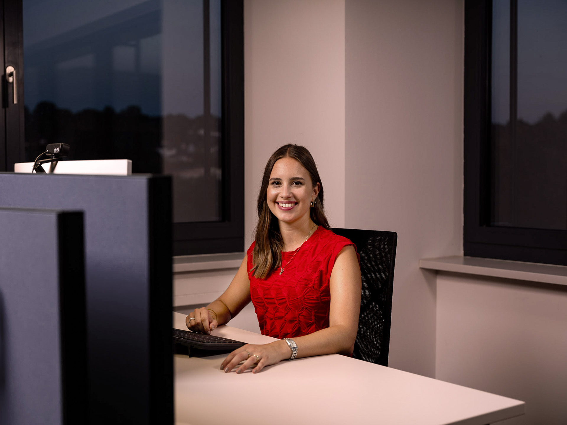 Milena Greim von Greim Projekt Service GmbH, sitzt im Büro an einem Schreibtisch mit Computer – das Unternehmen bietet Dienstleistungen für die organisatorische und operative Umsetzung von Marketing-, Promotions- und Kampagnenprojekten an.